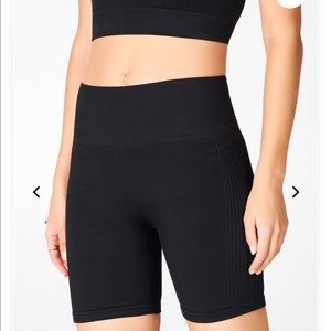 NWOT Fabletics Seamless 7” High-Waisted Bikershort